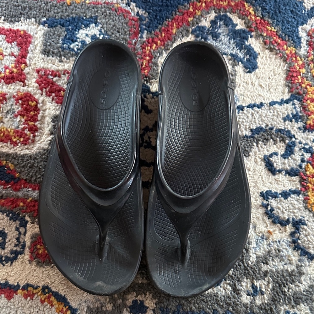 OOFOS Black Comfort Sandals